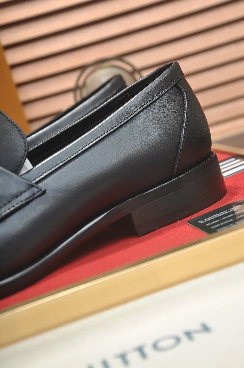 Men's men's shoes 💰540💶 [LV] (original single cowhide lining) 🍀LV's latest genuine leather business suit shoes are launched simultaneously on the official website. The first-layer cowhide imported from Italy is made of heavy gold, 💥official website 1:1 rubber outsole. Versatile to wear, high-end without losing class, and the color combination is extraordinary. This four-season style is alluring when worn on your feet, showing off your big-name flair. Standard code 38-45 (45 customized)